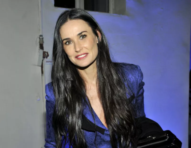 Demi Moore luce un rostro y figura envidiables a sus 52 años.