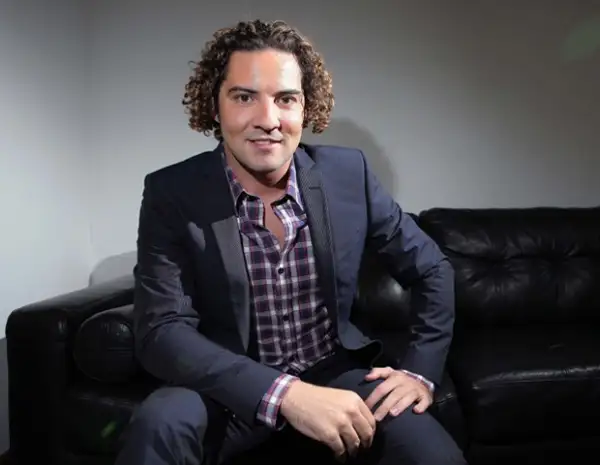 David Bisbal disfruta mucho los regalos de Reyes Magos...de su club de fans.