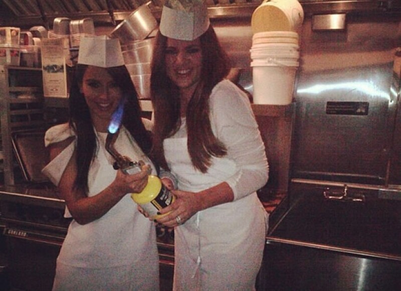 Kim y Khloé se divirtieron en la cocina.