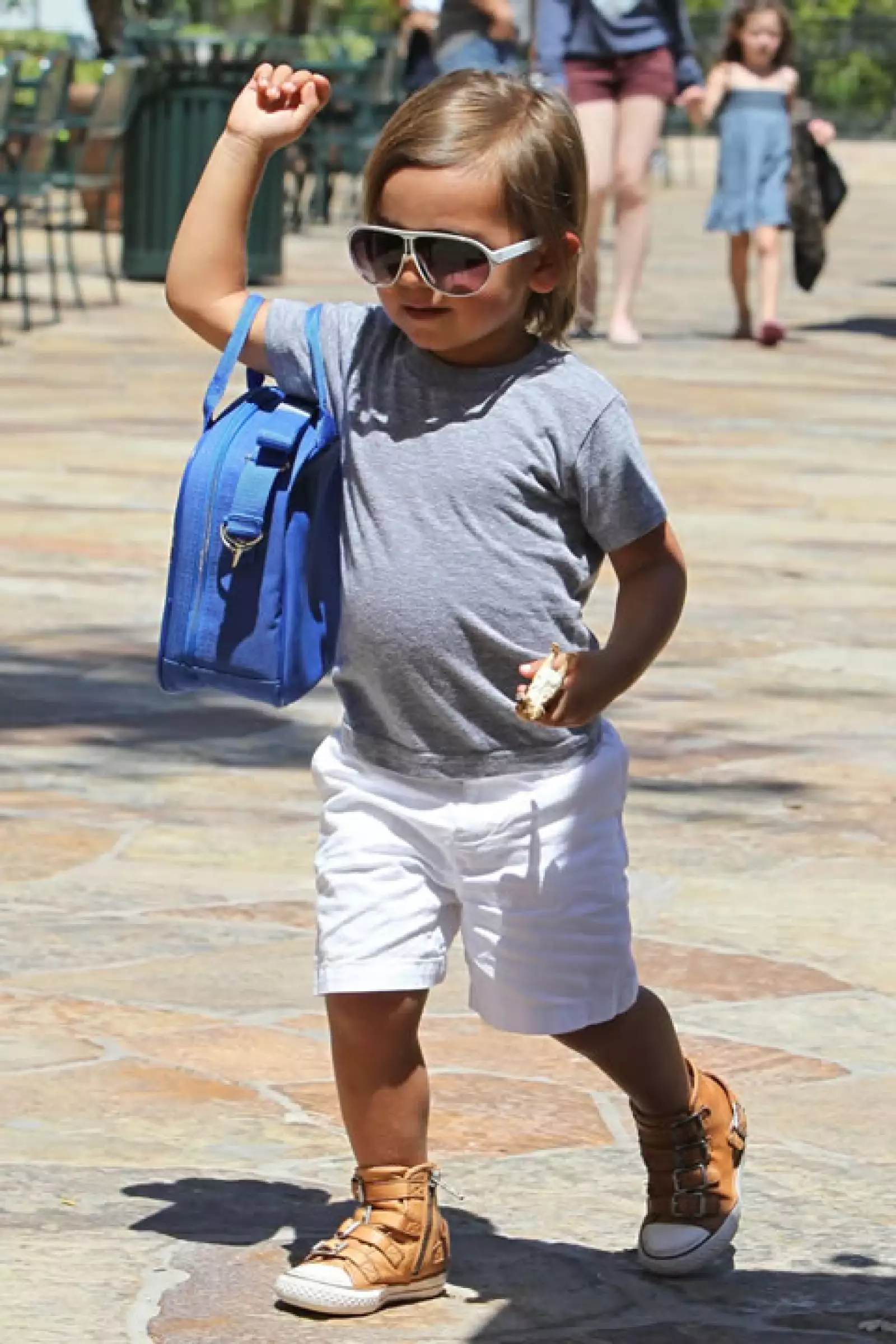 ¡Con bolsa y todo! Mason Disick apuesta por los accesorios con este look.