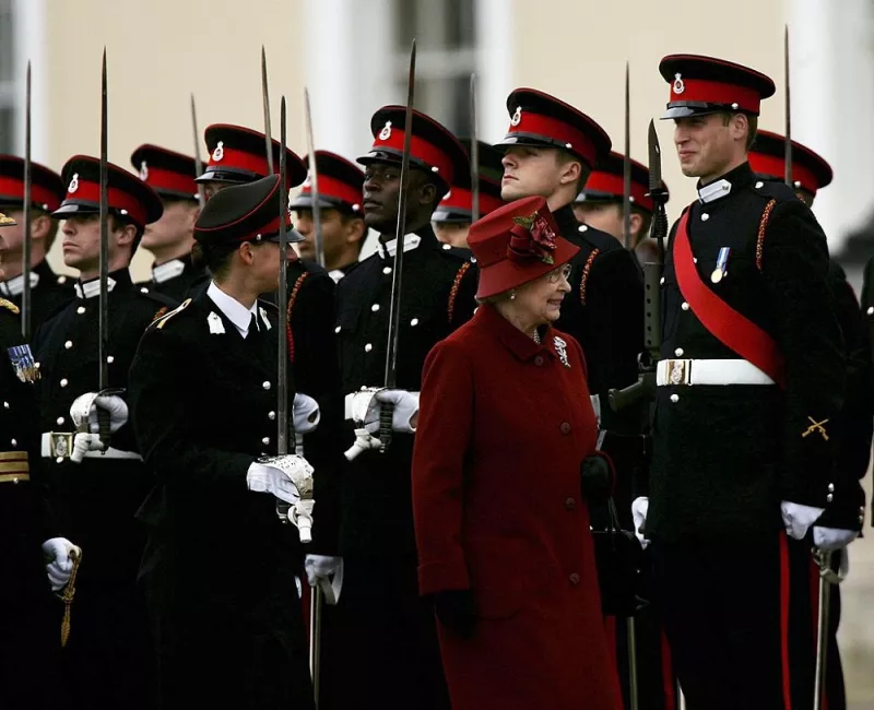 Príncipe William y la reina Isabel II