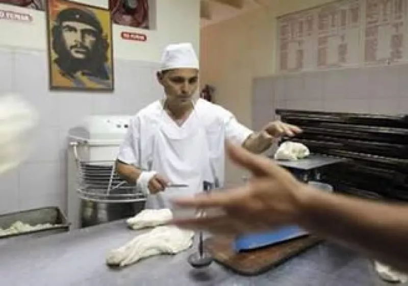 La isla ha debido flexibilizar sus leyes laborales ante la crisis financiera que la afecta. (Foto: Reuters)