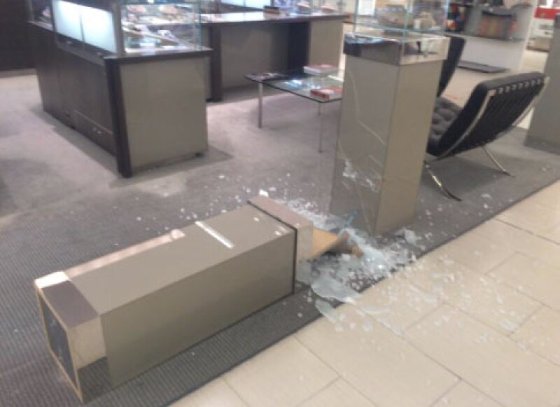 Las vitrinas donde se exhibian las joyas quedaron destruidas.