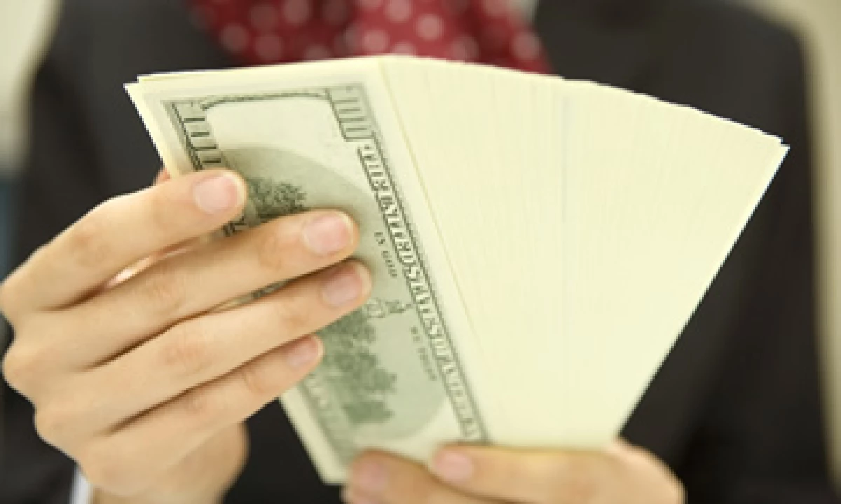 Banco Base indica que la debilidad del peso ante el dólar se debe a las preocupaciones por el abismo fiscal en EU. (Foto: Getty Images)
