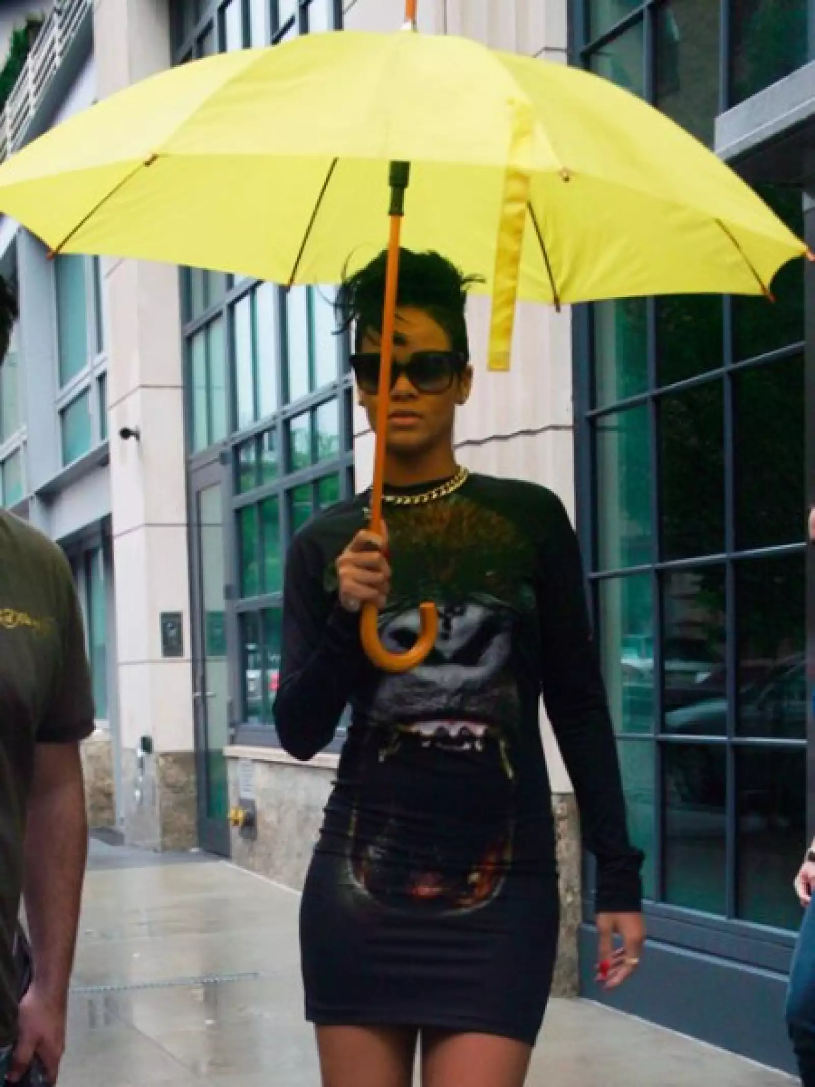 Rihanna nunca pierde el estilo y la onda colorida.