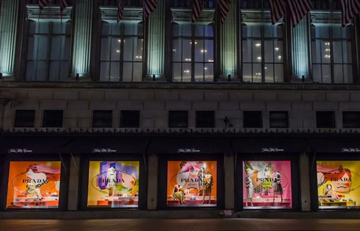 Prada recientemente anunció la apertura de una nueva boutique de zapatos en la tienda Saks Fifth Avenue en la Quinta Avenida en Nueva York