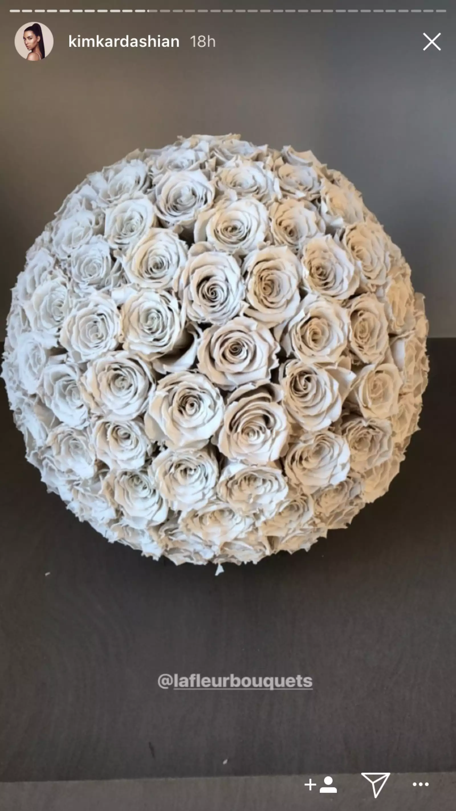 Kim Kardashian recibió decenas de flores por su cumple 37