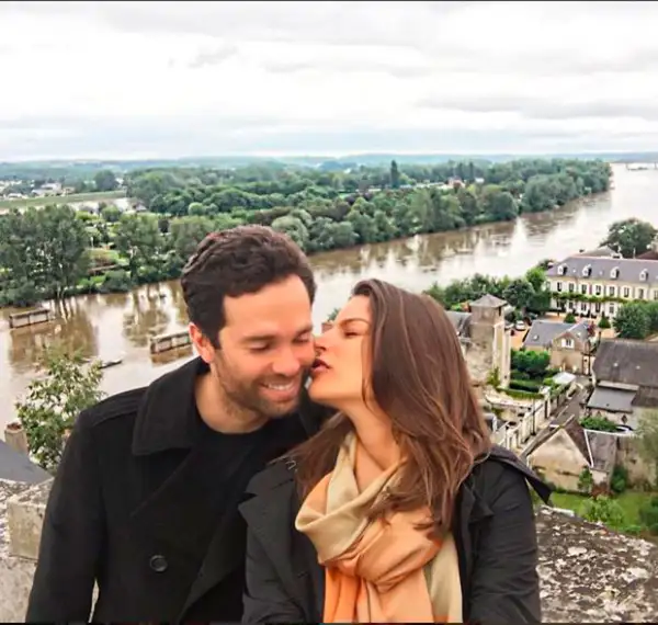 La pareja aprovecha casa momento para demostrarse el amor que se tienen.