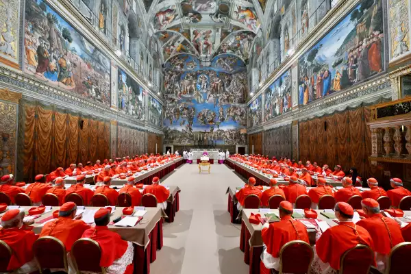 Los cardenales rezan en la Capilla Sixtina, antes del cónclave para elegir al próximo Papa en el Vaticano, el 7 de mayo de 2025.