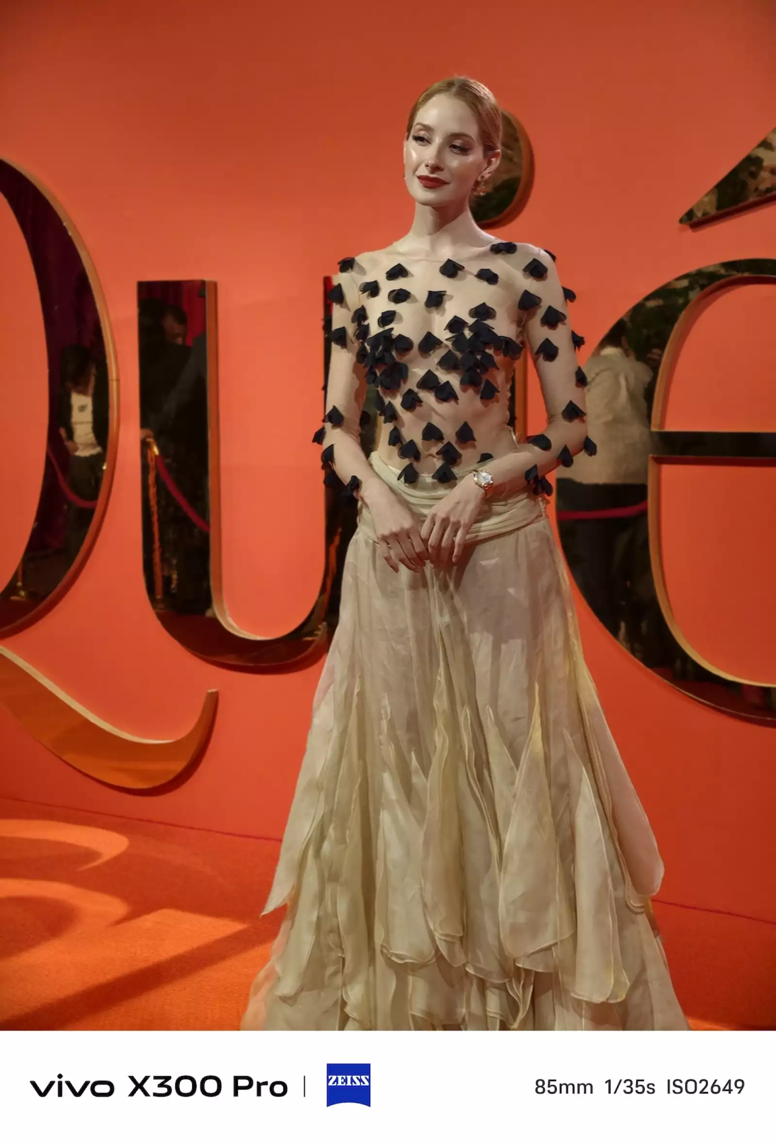 Finalmente, para cerrar con broche de oro, Cecilia de la Cueva sorprendió a todos los invitados con un look espectacular con detalles florales que contrastaron a la perfección con la decoración del evento. Y VIVO, definitivamente, capturó ese momento.