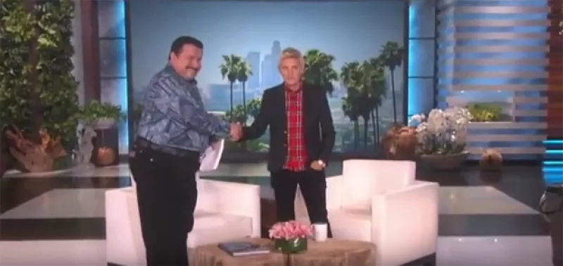 La conductora recibió una "visita sorpresa", quien después de tomarse la foto del recuerdo con ella, le preguntó dónde se encontraba el departamento de cine.