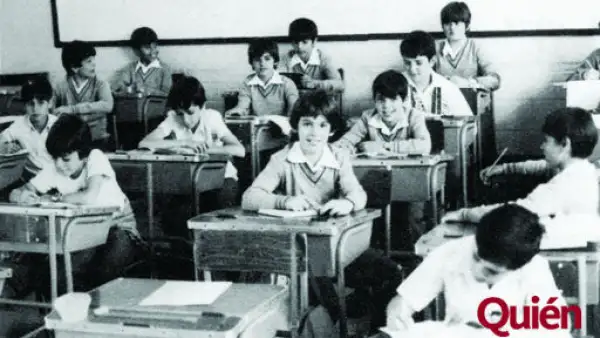Niños en pupitre