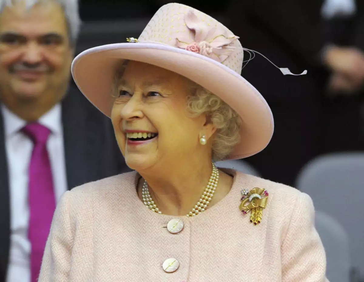 Durante su visita a la en la municipalidad de Manchester, en el norte de Inglaterra, la Reina apareció sorpresivamente en una fiesta privada.