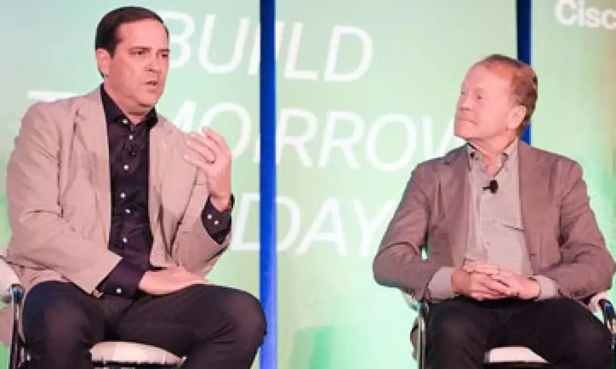 John Chambers (der) contempla entre sus planes futuros, el de impulsar y encaminar startups. (Foto: Cortesía Cisco)