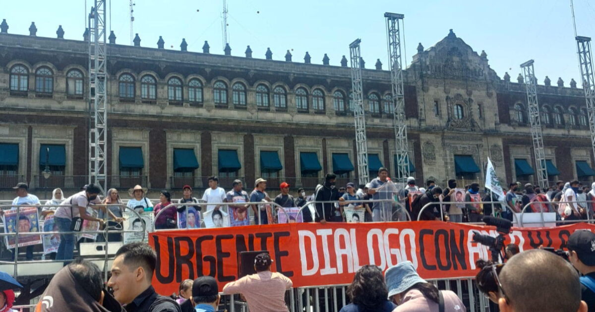 Padres de los 43 aceptan ver a AMLO el 3 de junio; Fiscalía halla 2,000 ...