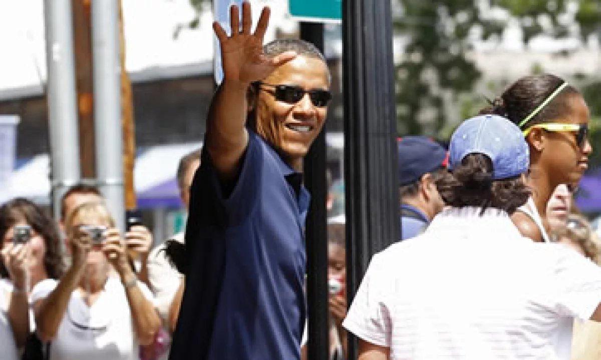 Obama fue criticado por tomar vacaciones en una isla donde descansan los ricos, cuando EU tiene 14 millones de desempleados. (Foto: Reuters)