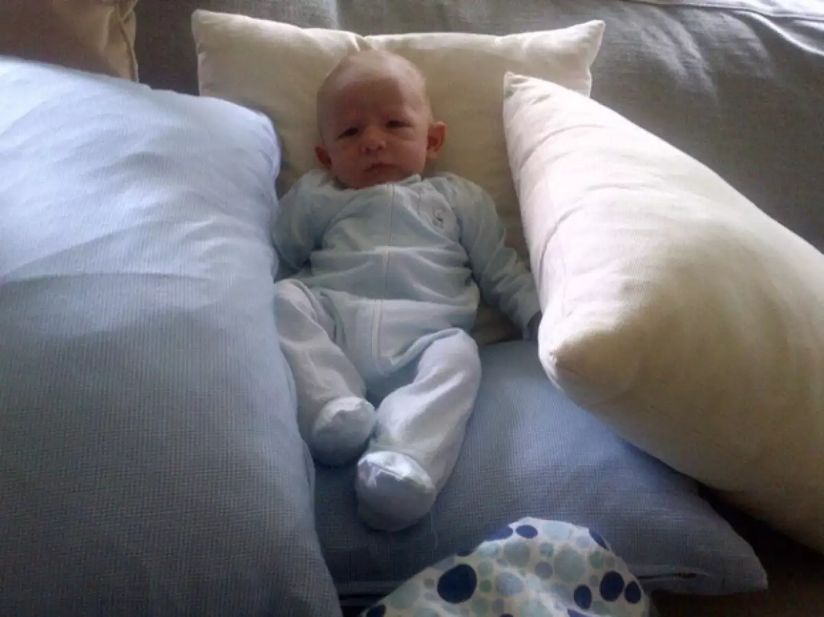 Pedro Pablo, primer hijo de la conductora y Gustavo Guzmán, cumplió un mes de nacido. Fue el orgulloso papá quien compartió una nueva foto y lo llamó su "orejón".