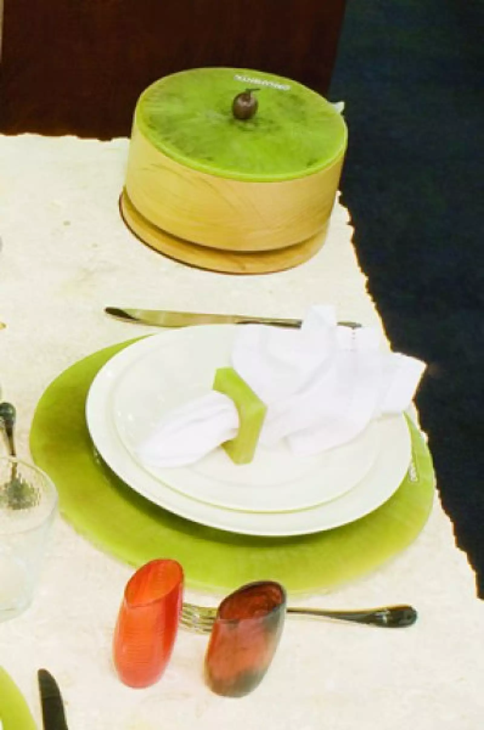 RESINA Sillas tapizadas con kanat, soyeros y tortillero de resina, Ornamenta.