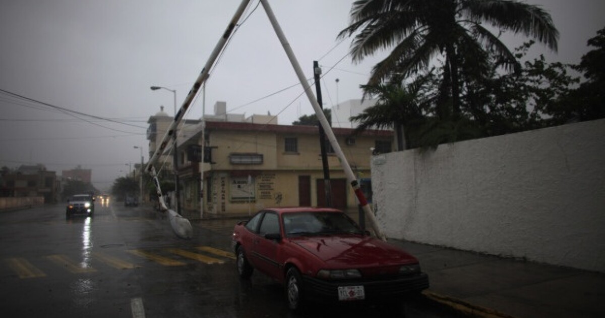 El huracán 'Karl' toca tierra en el norte de Veracruz