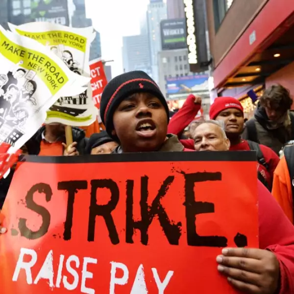 protesta afuera del mcdonald´s de time square