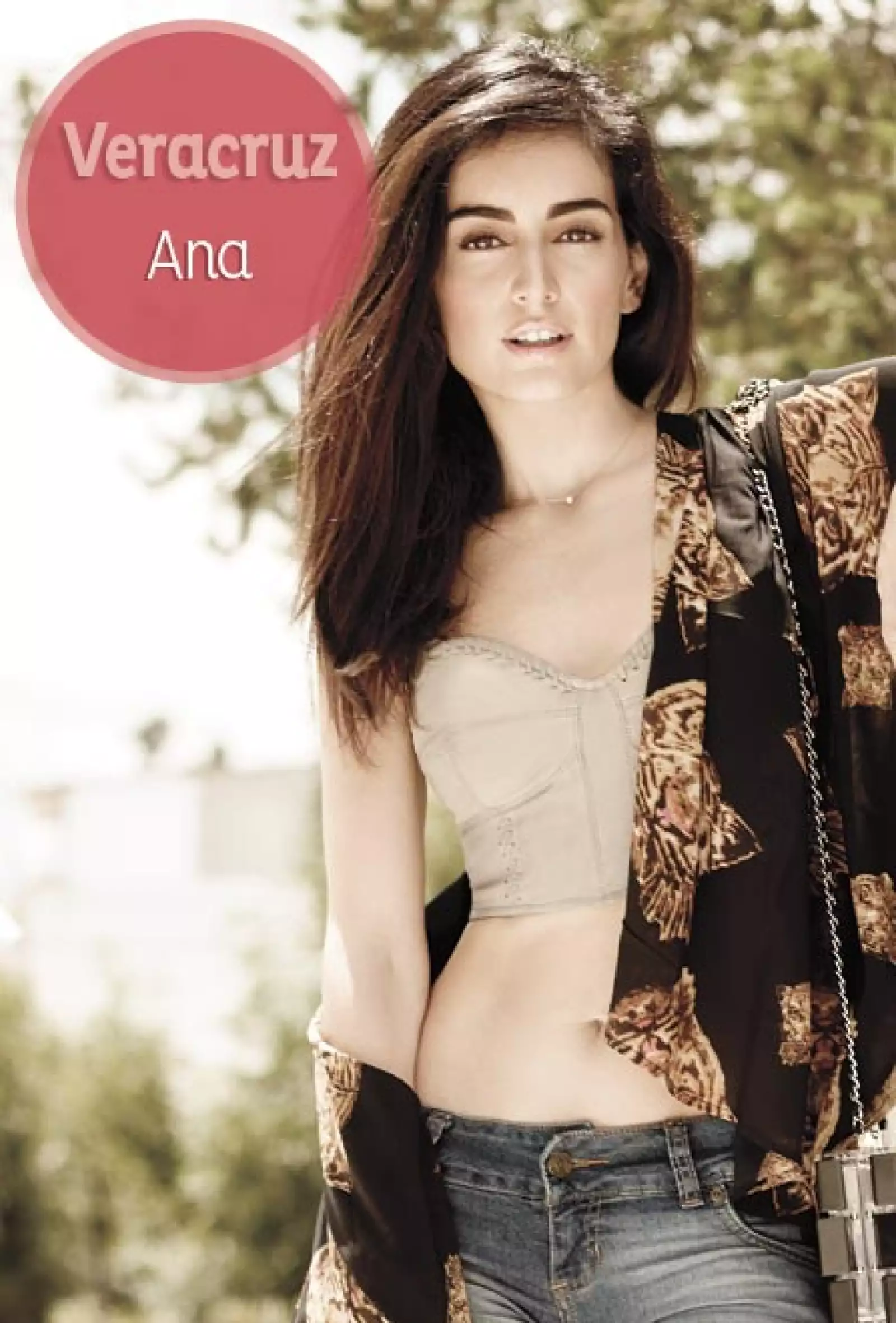 Ana de la Reguera nació en el puerto de Veracruz, siempre ha estado al tanto de las necesidades de su estado y actualmente está súper enamorada del político Tomás Ruiz.