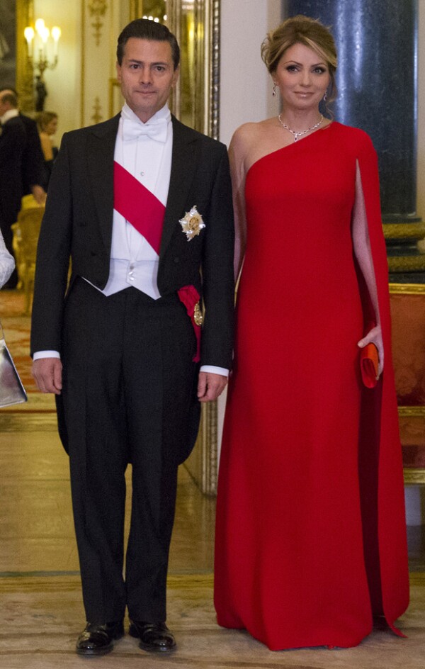 Enrique Peña Nieto y Angélica Rivera en el palacio de Buckingham.