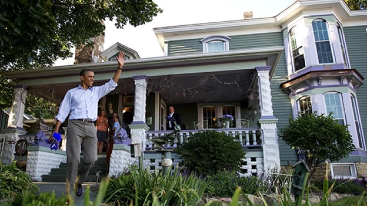Obama saluda afuera de una tienda