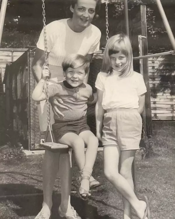 Princesa Diana de niña, con su hermano Charles y su mamá, Frances