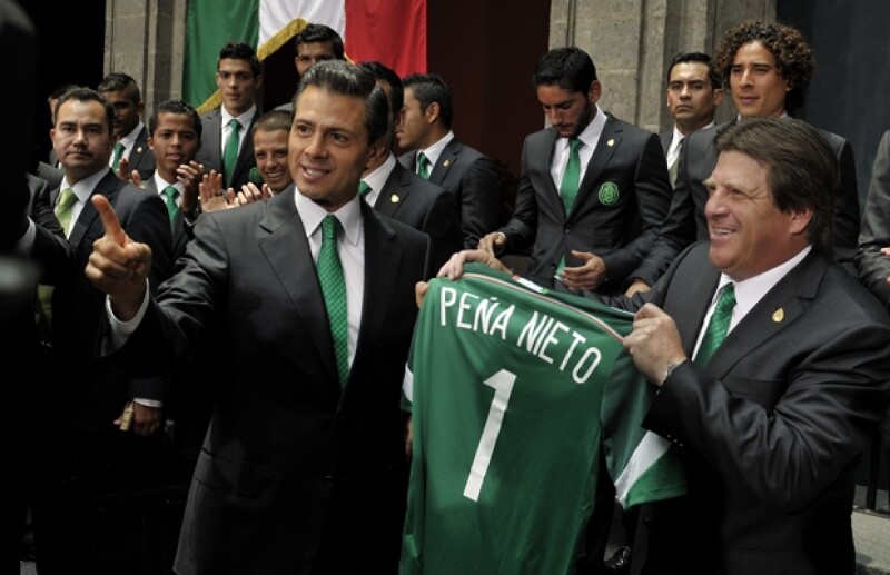 Enrique Peña recibió de manos de Miguel Herrera su camiseta oficial para apoyar al equipo.