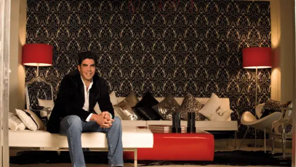 El polémico empresario y político nos invitó en 2009 a conocer su casa recien remodelada. Entre cojines Fendi y un área de alberca para las fiestas así vive el también boxeador.