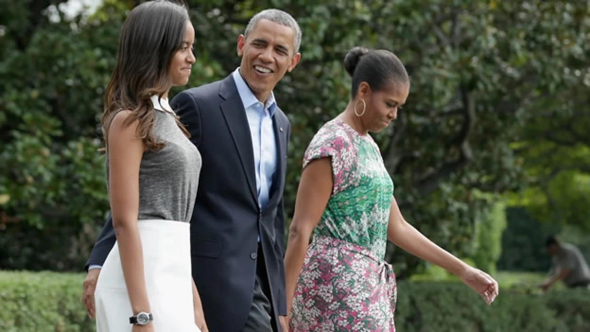 Malia Obama acompañada de su padre Barack y su madre Michelle; la joven despertó el interés de un abogado africano
