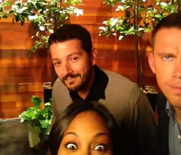 Diego Luna con Channing Tatum y Zoe Saldaña en el show de Ellen.