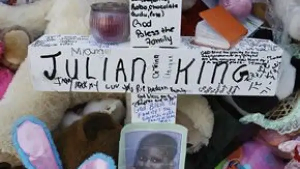 Julian King fue encontrado el lunes pasado dentro de un coche robado abandonado en una calle de Chicago, cuatro días después del asesinato de su madre y su tío.