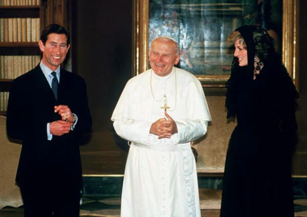 Carlos y Diana reunidos con Juan Pablo II