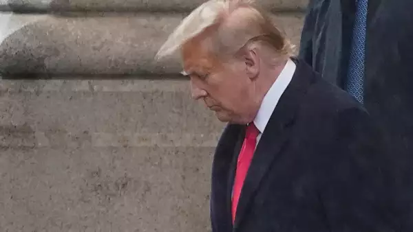 Antiguos Estados Unidos El presidente Donald Trump se marcha después de una breve conferencia de prensa en un hotel, después de su audiencia en el Tribunal de Distrito sobre la reclamación de inmunidad de Trump en el caso federal que lo acusa de intentar ilegalmente revocar su derrota en las elecciones de 2020, en Washington, EE. UU., el 9 de enero de 2024. REUTERS