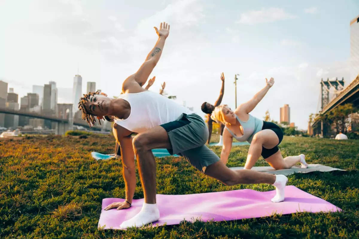 Clase de yoga en un jardín de Nueva York