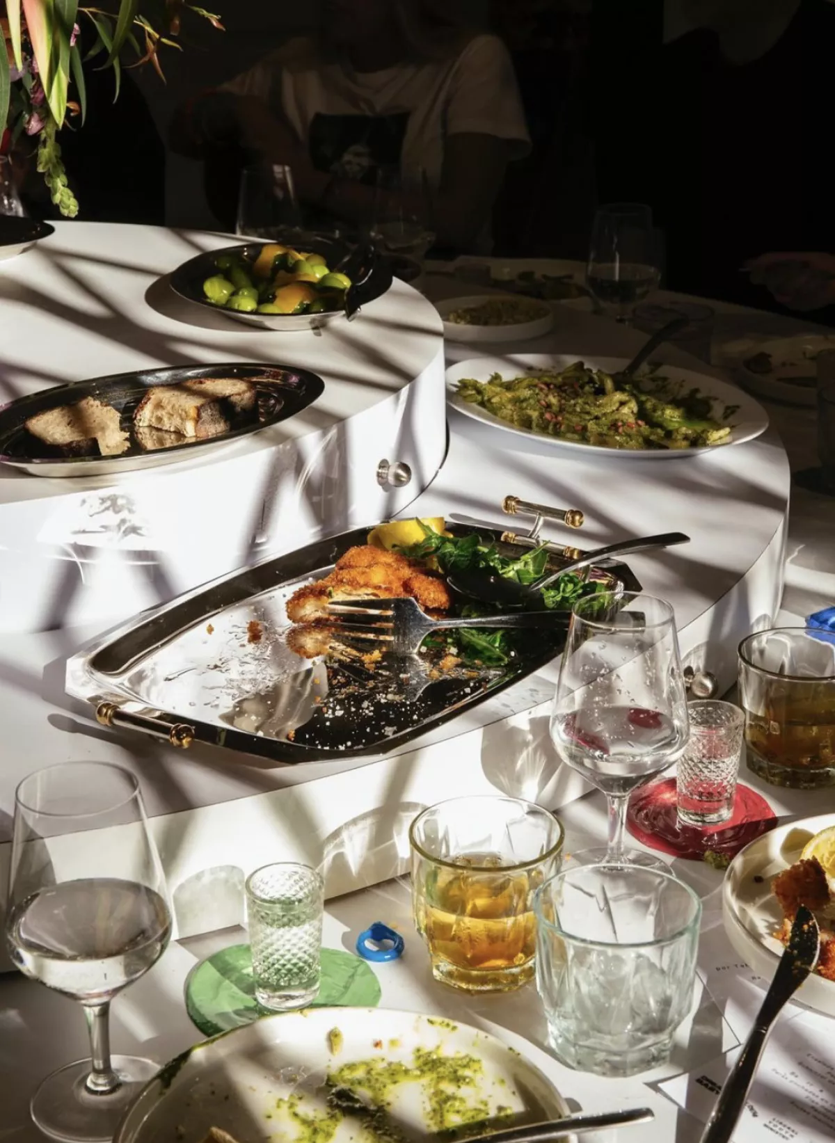 Mesa con comida y platillos, mantel blanco.