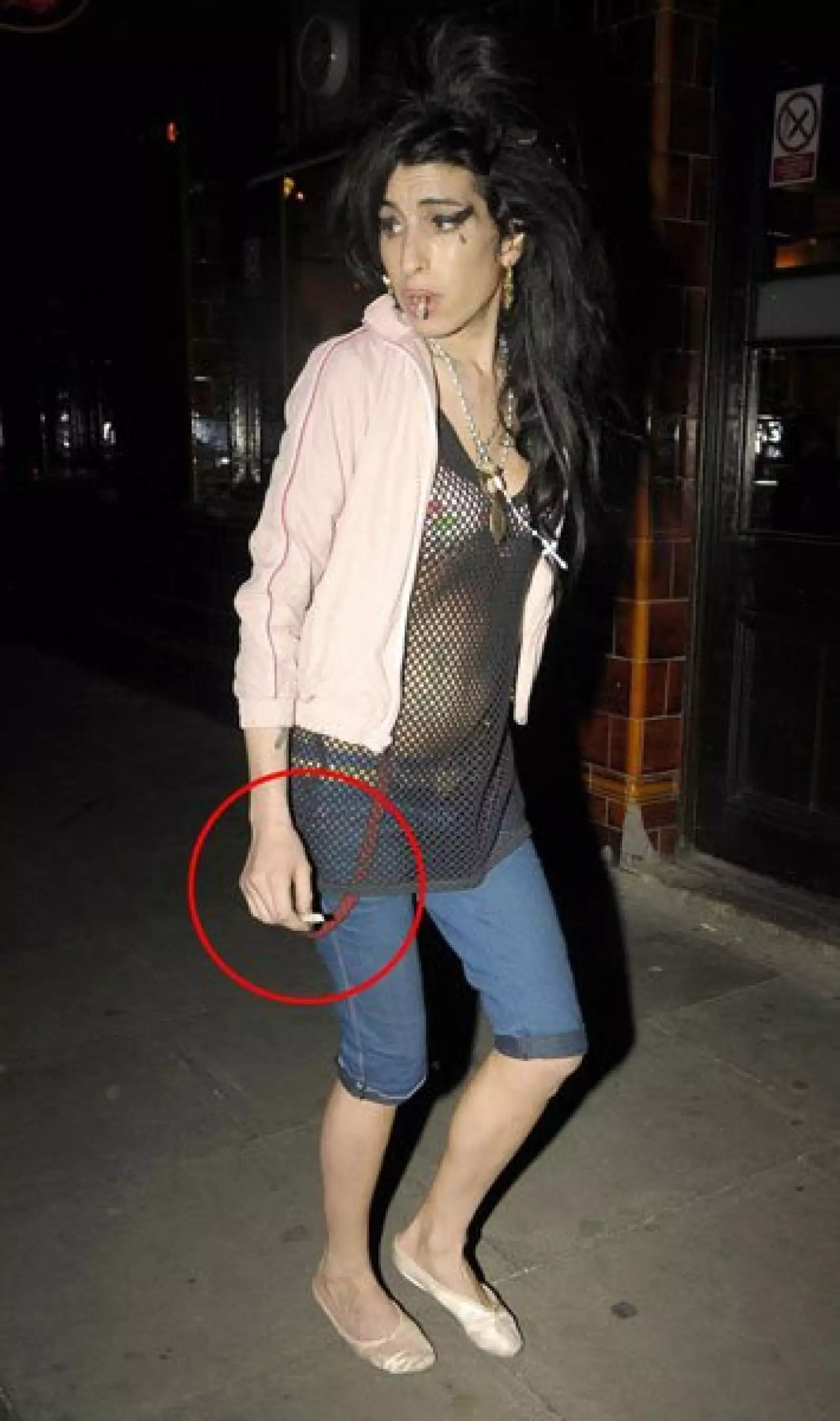 Amy Winehouse ha entrada y slaido de rehabilitación muchas veces, pero el gusto por la marihuana no se le ha quitado.