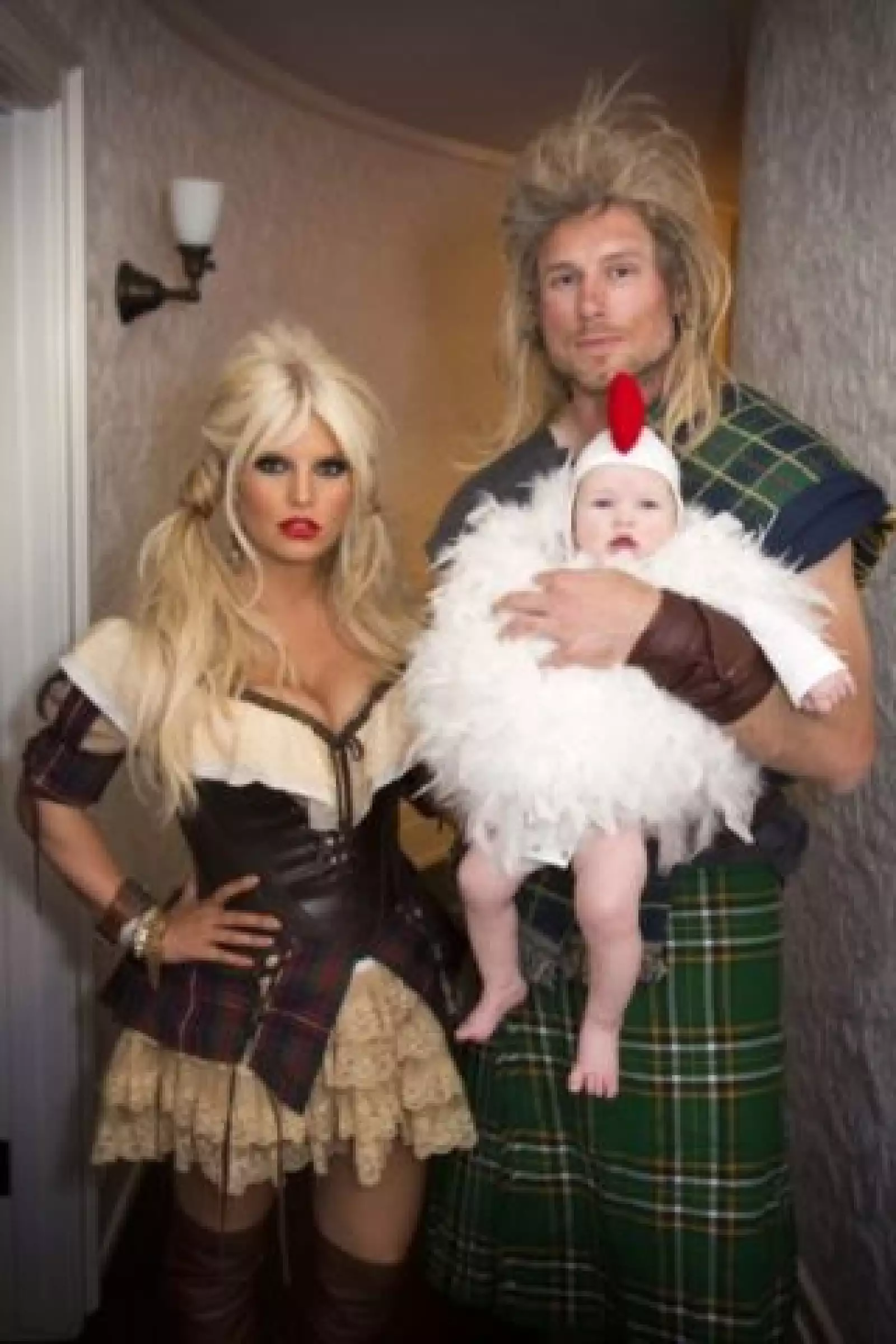 En el pasado Halloween Jessica Simpson, su pareja Eric Johnson y la pequeña Maxwell lucieron así en Halloween. La pequeña se veía muy tierna disfrazada de gallina.