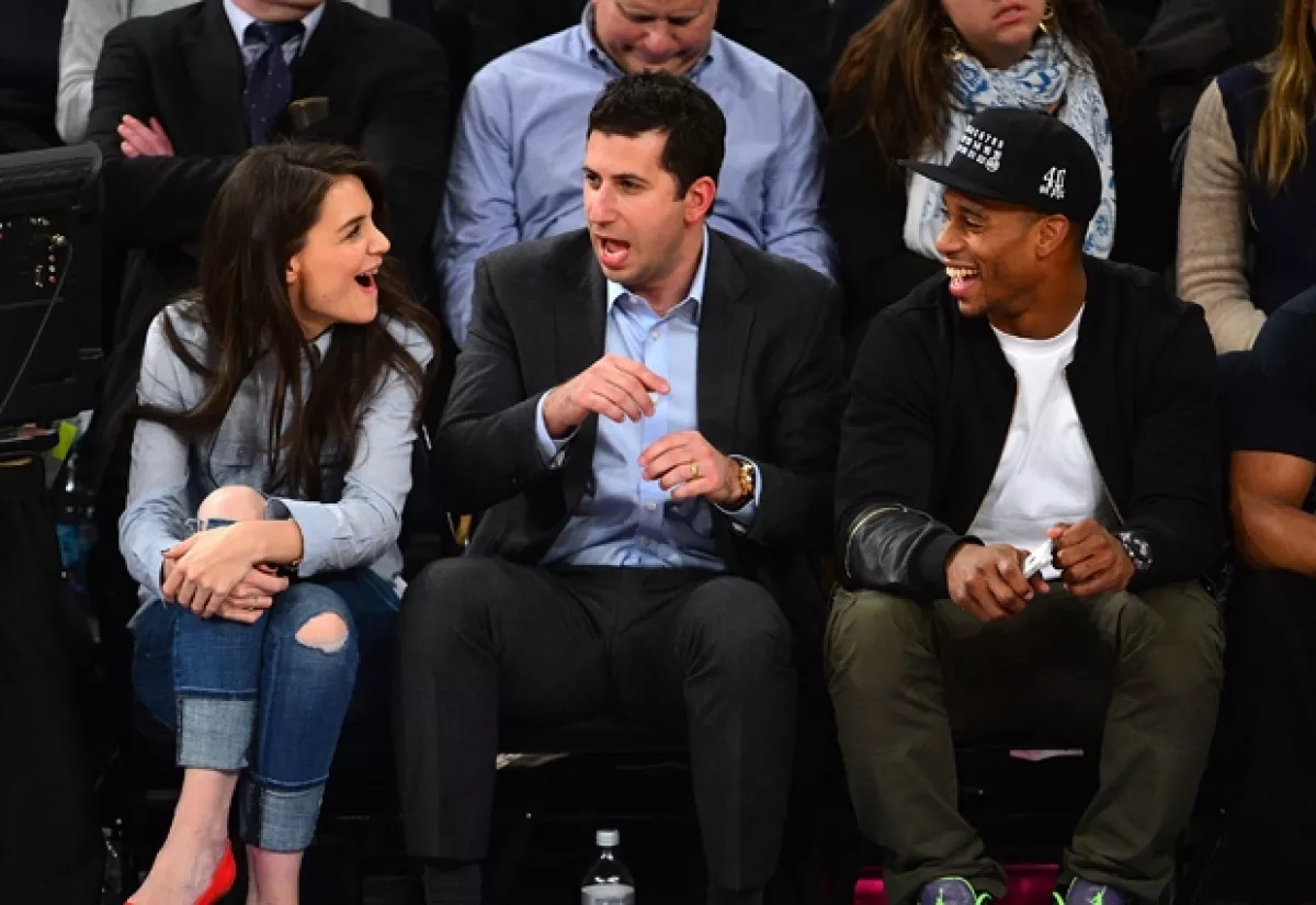 La plática se extendió con el jugador Victor Cruz que estaba sentado a lado de Adam. Los tres se veían muy divertidos.