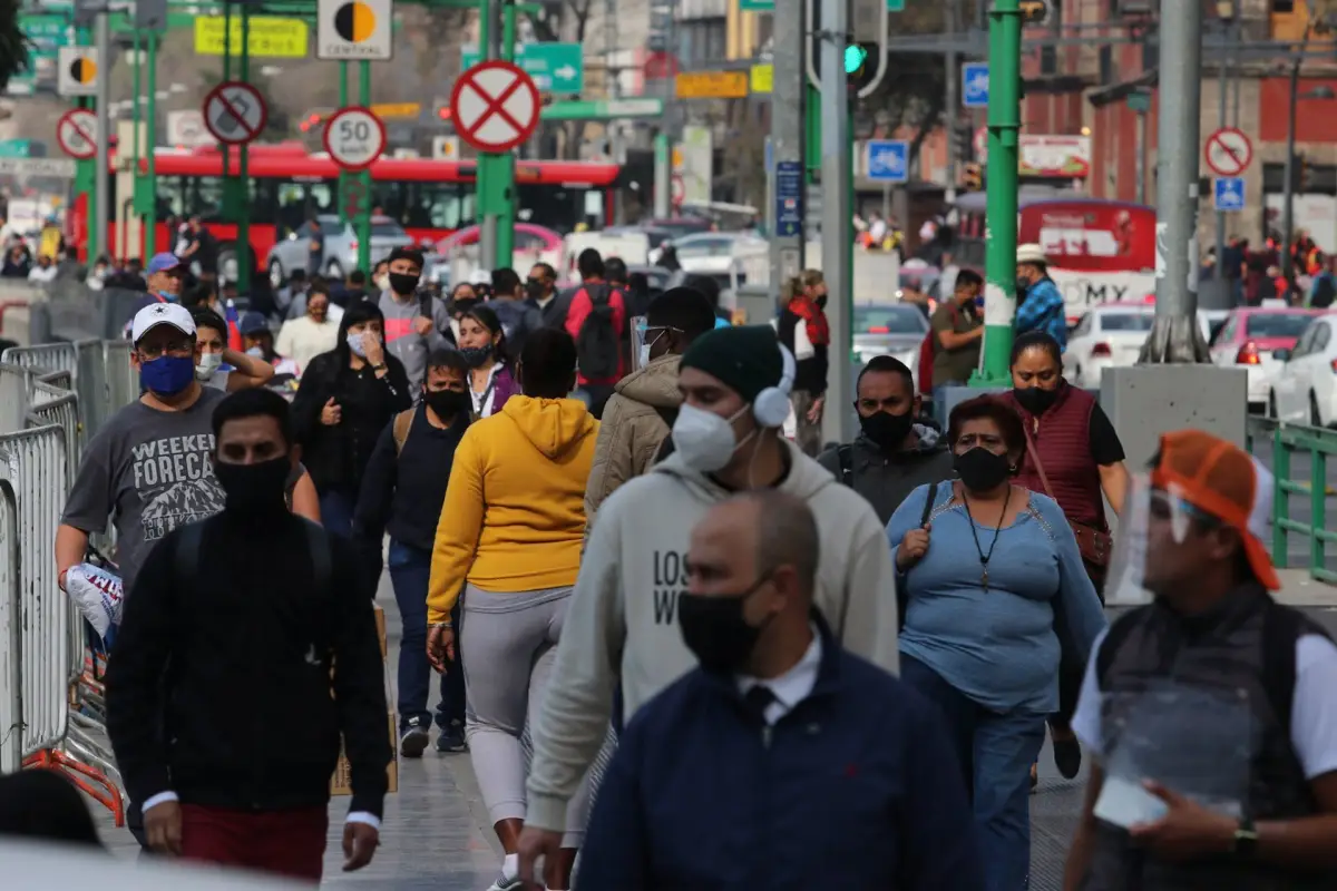 Capitalinos transitaron por Avenida Eje Central sin respetar una sana distancia para evitar más contagios de Covid-19