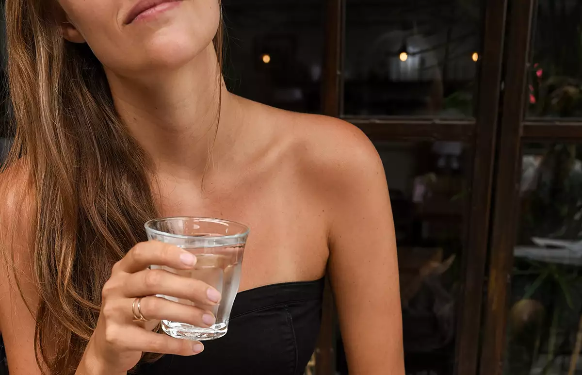 pontus-ohlsson-XNkwPPSjbHg-unsplash-tomar-agua-piel-skincare.jpg