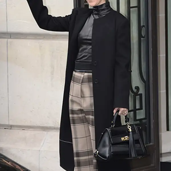 La cantante quien ha sido aclamada ultimamente por su estilo, fue vista por las calles de París con la bolsa