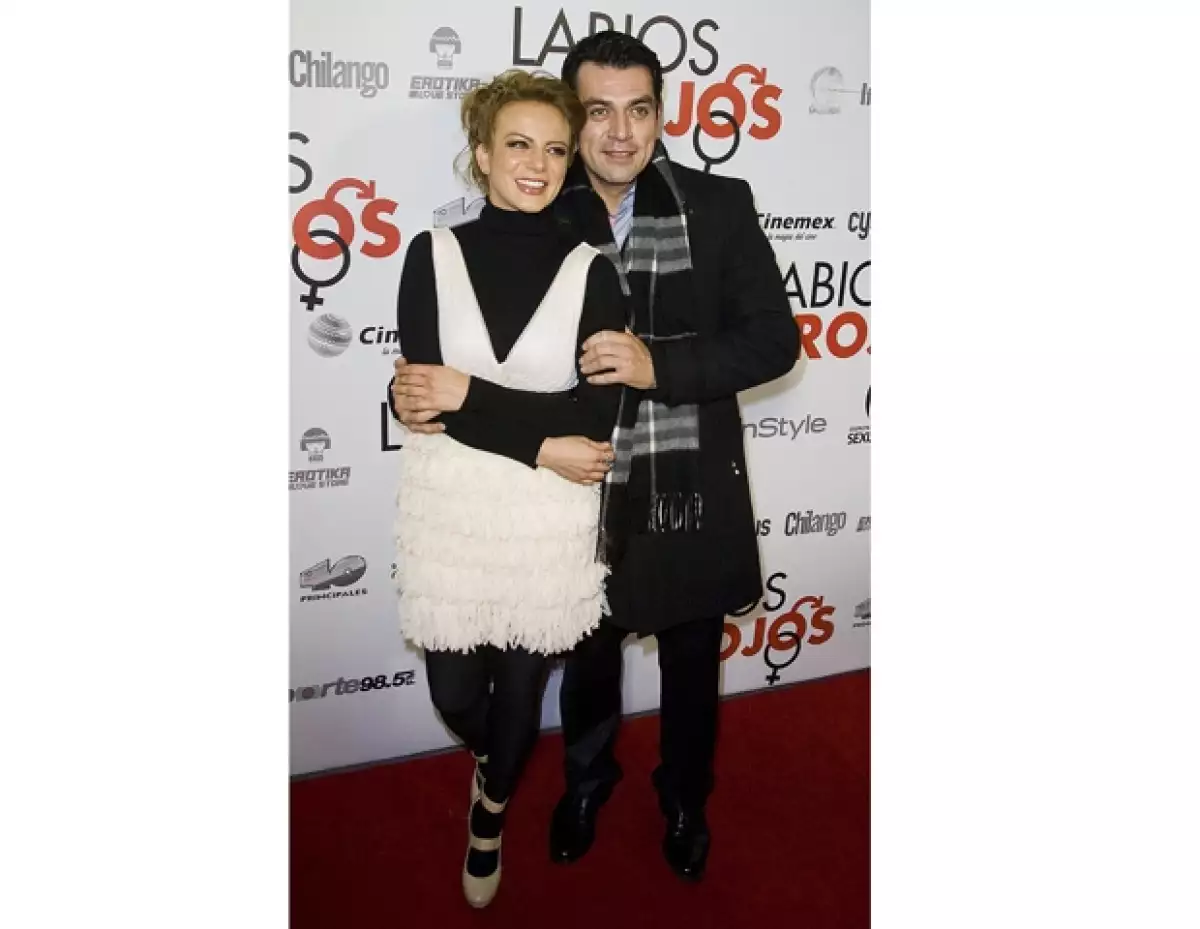 Jorge Salinas y Silvia Navarro dan vida a una pareja que enfrenta problemas sexuales y busca incansablemente la solución.