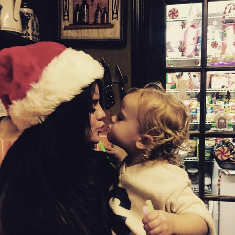 La cantante de 22 años pasó la navidad rodeada de los que más quiere, como su hermanita Sissy.