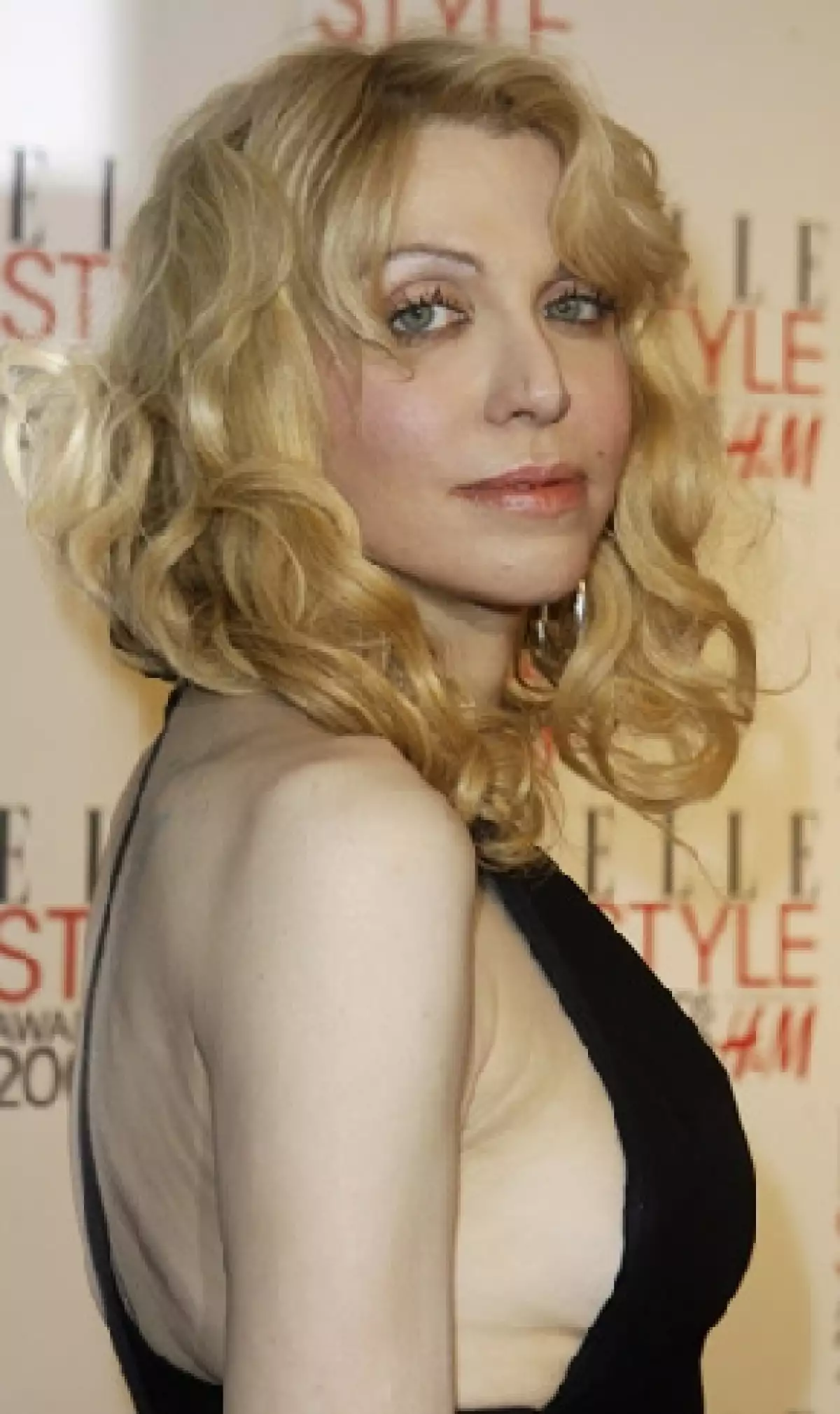 En el marco de la promoción de su nuevo disco Nobody´s Daughter, la ex mujer de Kurt Cobain dijo que no toma nada que no se le haya prescrito y que está perdida en un laberinto infernal.