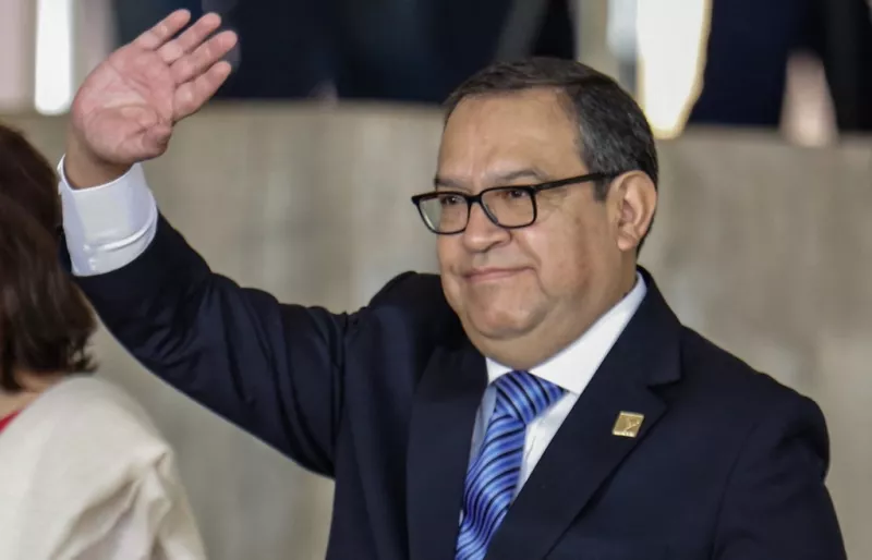 El primer ministro de Perú, Alberto Otarola (R), saluda a los periodistas a su llegada al palacio Itamaraty en Brasilia el 30 de mayo de 2023. El presidente brasileño Luiz Inacio Lula da Silva acogerá el martes a sus compañeros líderes sudamericanos para un "retiro" destinado a fortalecer los lazos en una región donde los gobiernos de izquierda están de vuelta en la moda.