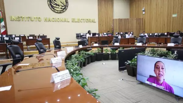 Los consejeros del INE en sesión semi presencial