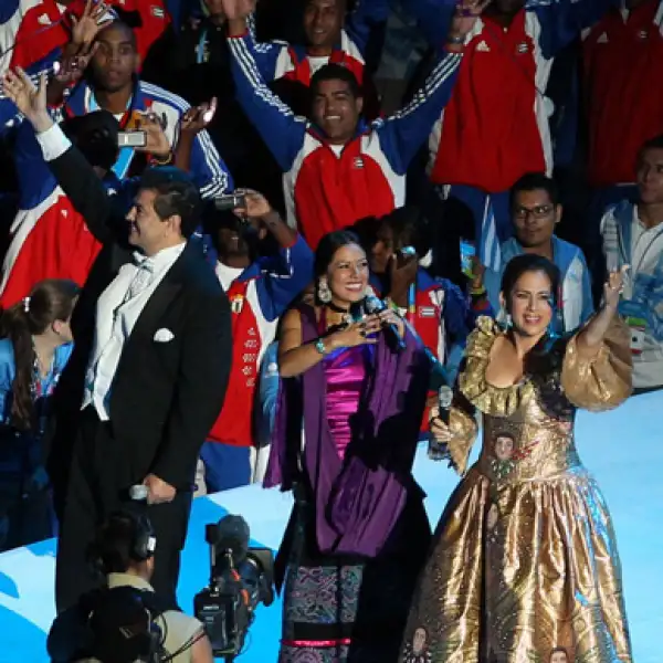 Los cantantes mexicanos Lila Downs y José Luis Duval engalanaron con sus voces el estadio Omnilife.