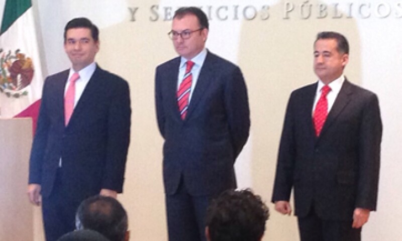 Abraham Zamora Torres (derecha) dijo que buscará detonar el crédito para la construcción de carreteras y otras obras. (Foto: Carmen Luna)